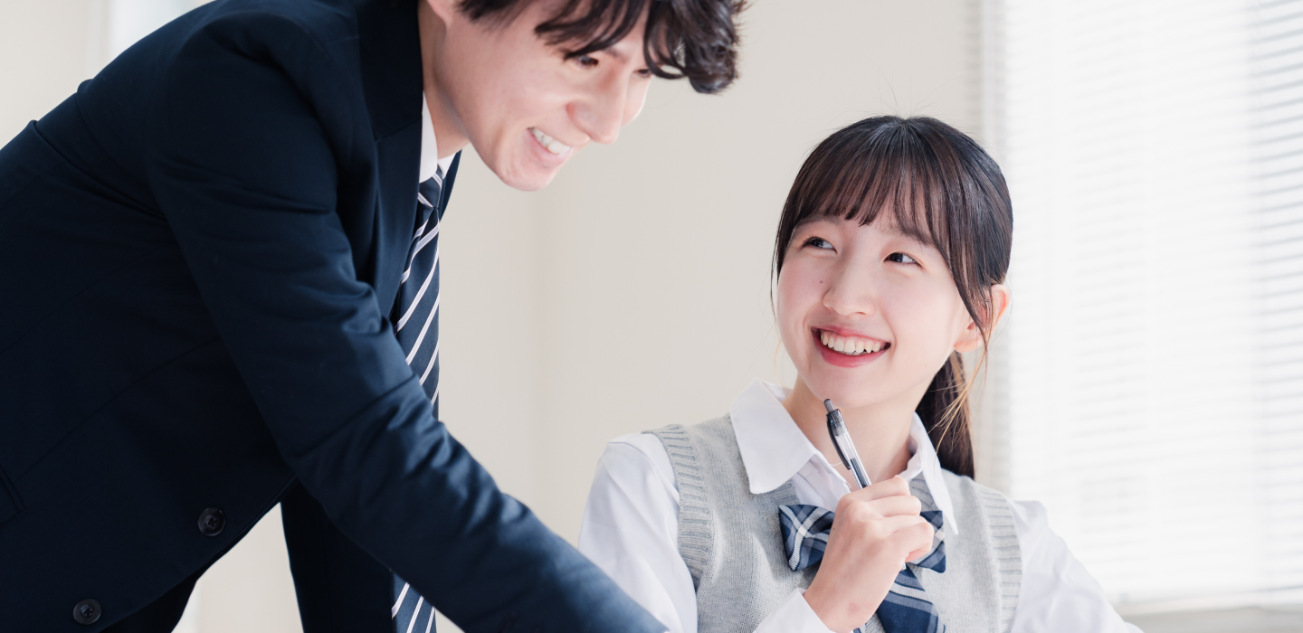 講師と生徒が笑顔で授業を行っている写真
