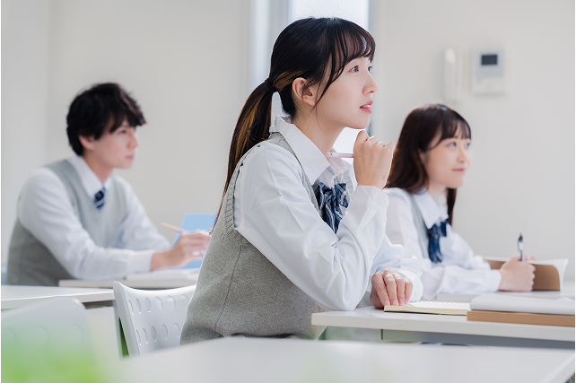 高校生たちが授業を受けている写真